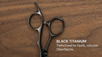 Friseurschere "Black Titanium" – Ästhetik der Elemente von SHIDOSHA mit tiefschwarzer Oberfläche und ergonomischem Design.