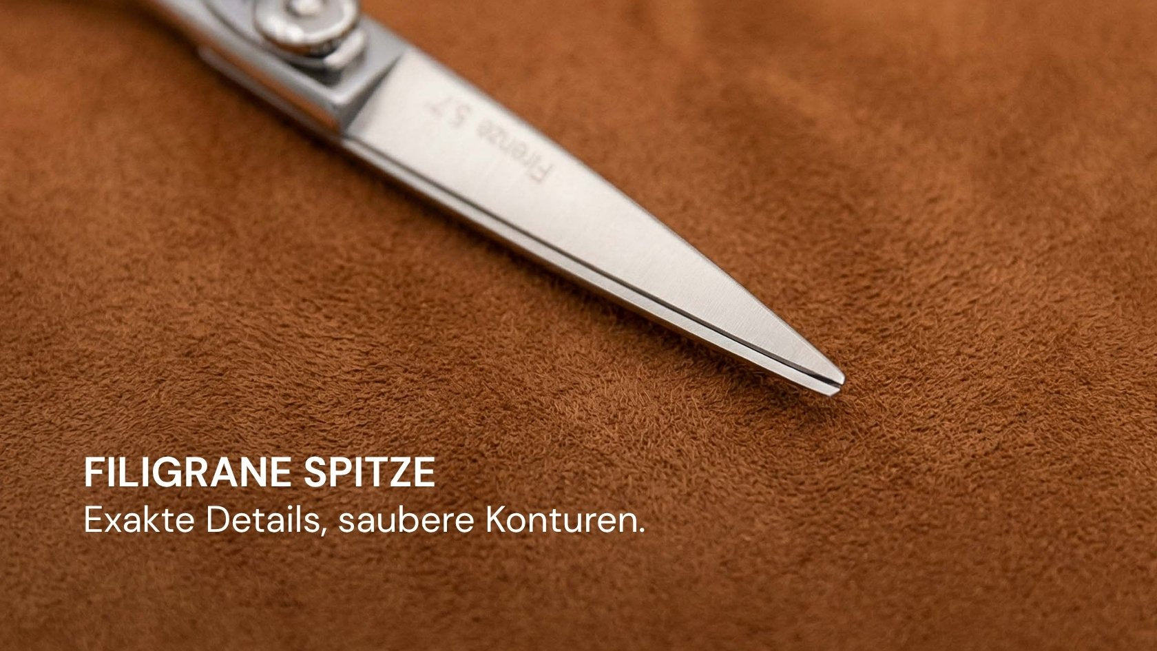 Friseurschere "Firenze" – Glanz der Geschichte von LEADER mit filigraner Spitze für präzises Haarschneiden und klare Konturen.