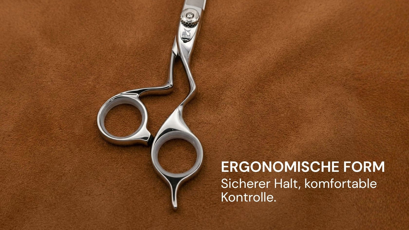 Friseurschere "Firenze" – Glanz der Geschichte von LEADER mit ergonomischem Design für optimalen Halt und präzise Schneidekontrolle.