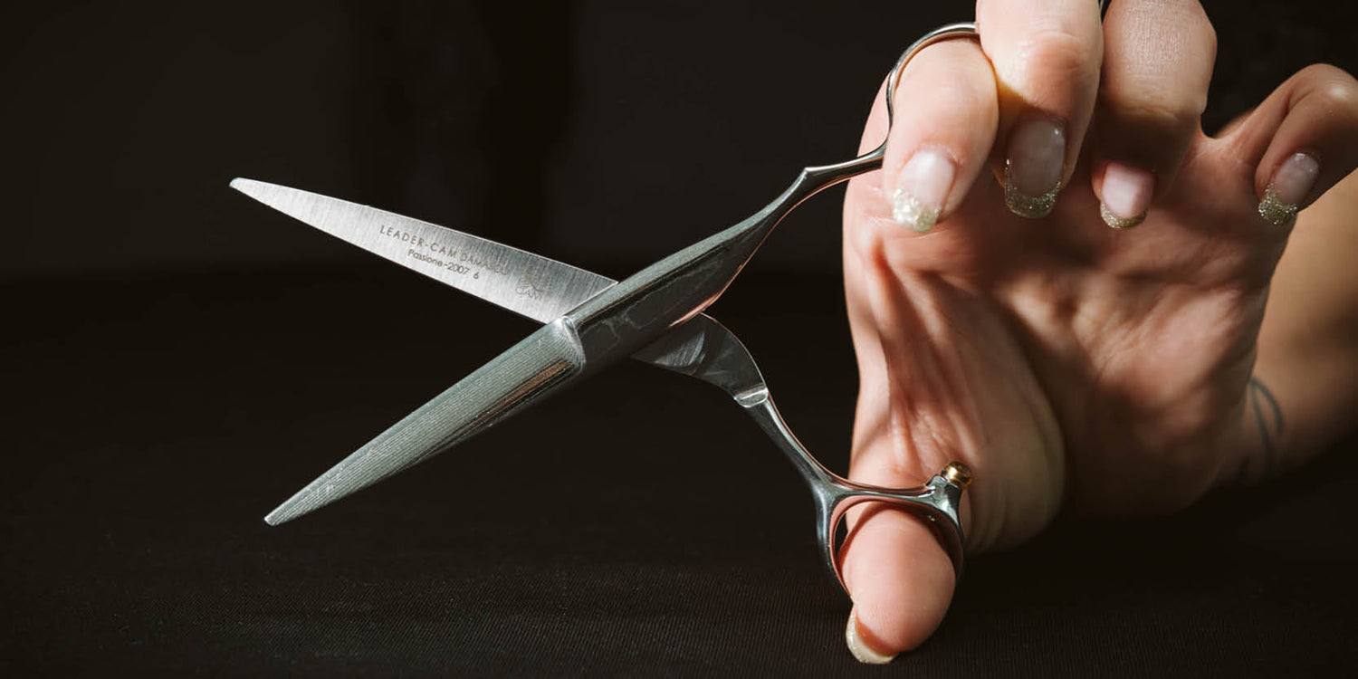 Friseurschere "Passione Damast Lefty" – Begierde der Sinne