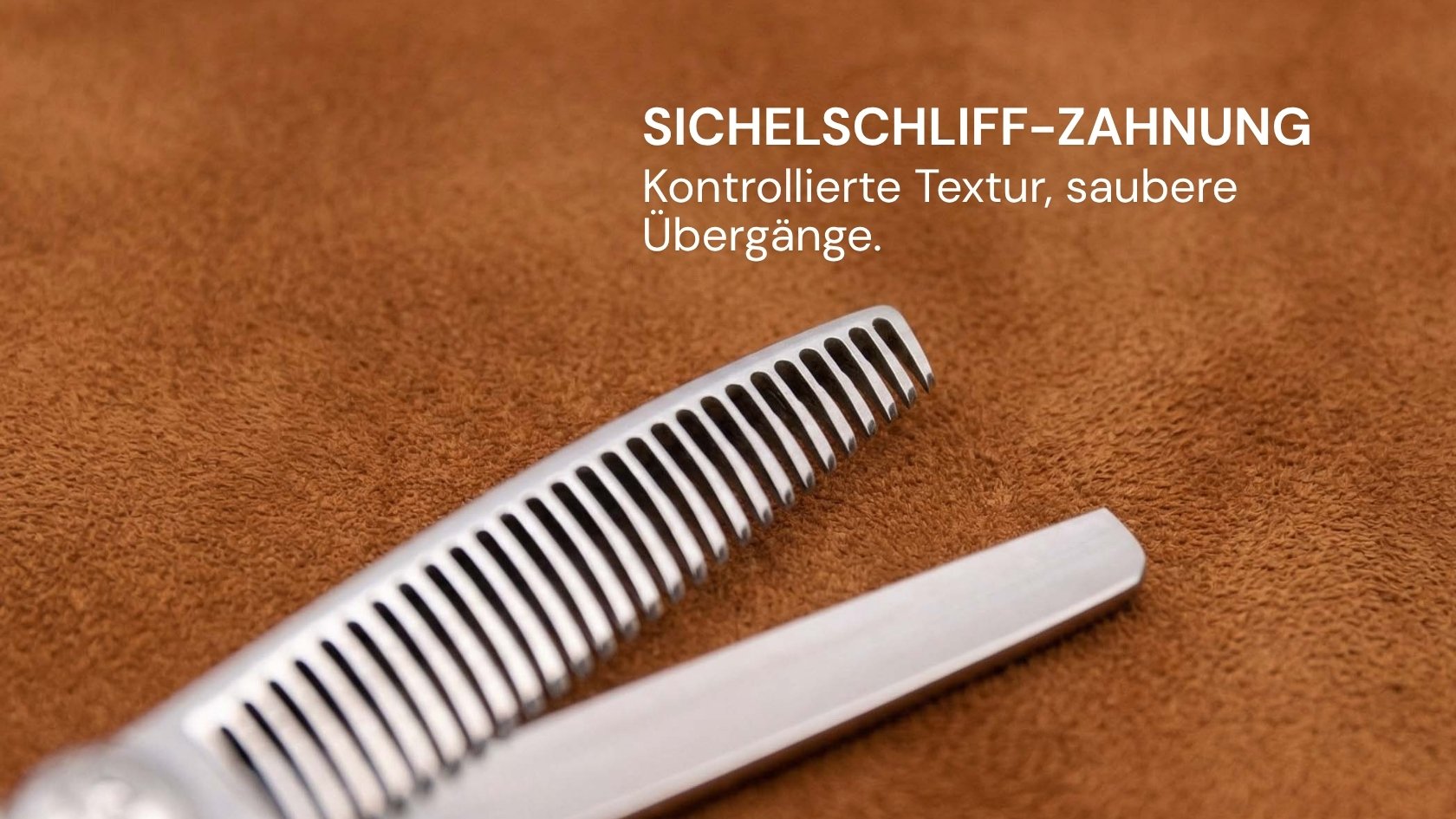 Friseurschere "Melissa Thinner" – Melodie der Sehnsucht von LEADER mit Sichel-Schliff-Zahnung für präzises Ausdünnen.