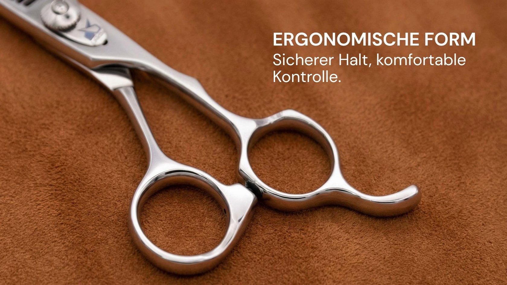 Friseurschere "Melissa Thinner" – Melodie der Sehnsucht von LEADER mit ergonomischem Griff für komfortable Kontrolle und sicheren Halt.