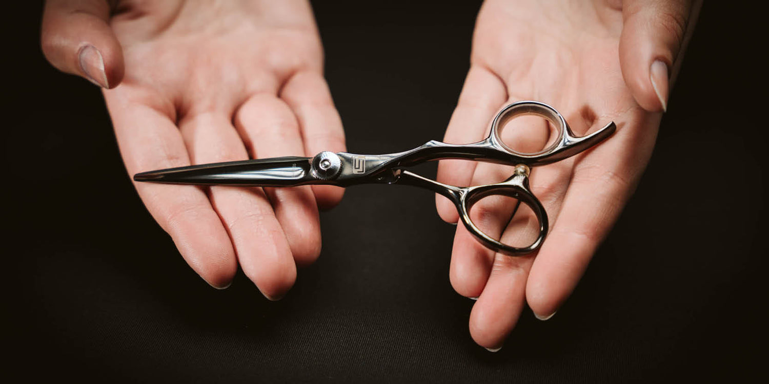 Friseurschere "Black Titanium" – Ästhetik der Elemente