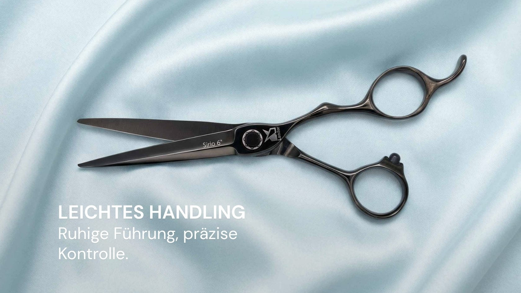 Friseurschere "Sirio Black" – Eleganz in Sternenlicht von LEADER mit leichter Handhabung und ruhiger, präziser Führung.