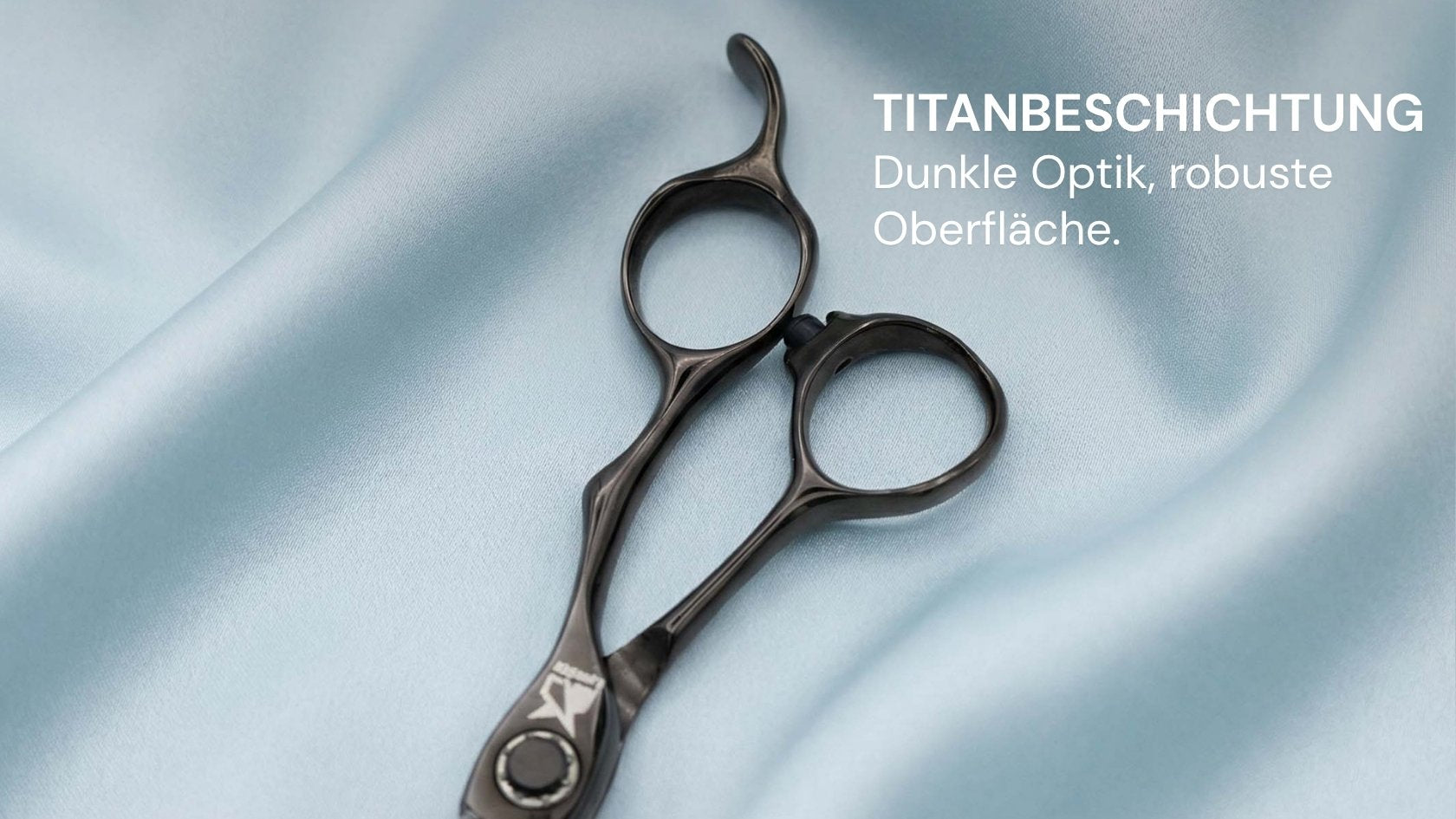 Friseurschere "Sirio Black" – Eleganz in Sternenlicht von LEADER mit dunkler Titanbeschichtung und robustem Design.