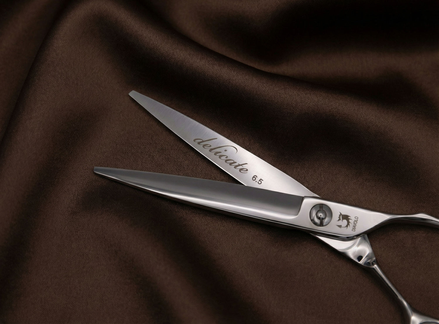 Delicate Haarschneideschere aus Edelstahl mit schlanker Form für professionelle Haarschneideanwendung