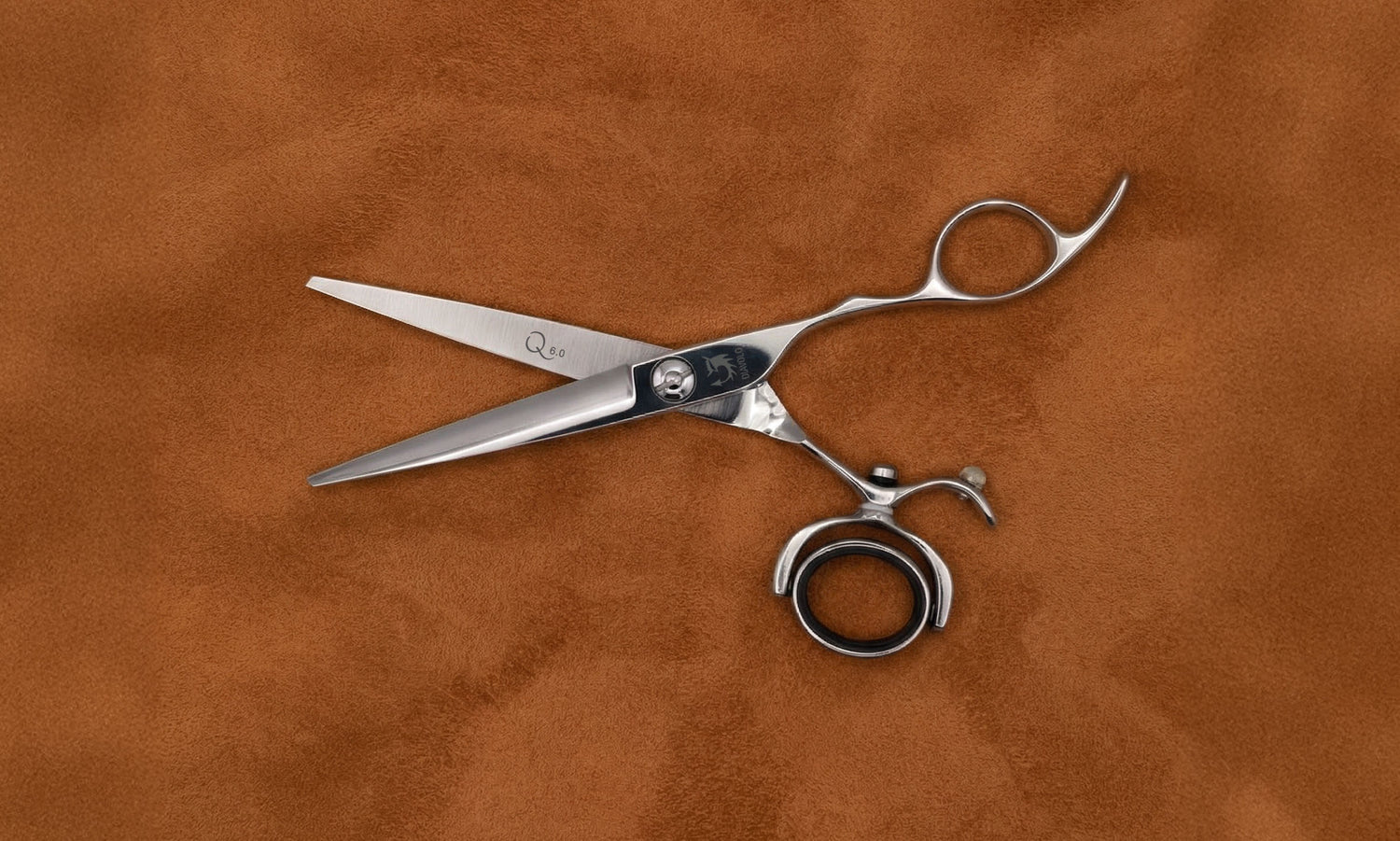 Friseurschere aus Edelstahl mit ergonomischem Griff und präziser Schneide für professionelle Haarschneideanwendung