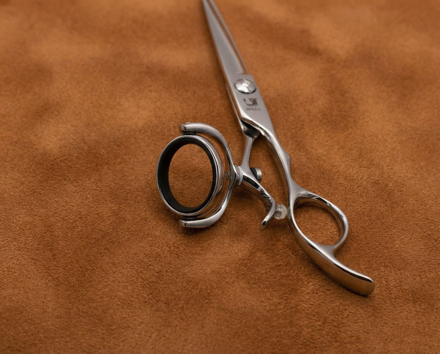 Shidosha Haarschneideschere aus rostfreiem Stahl mit ergonomischem Griff und präziser Klingenform auf braunem Stoff