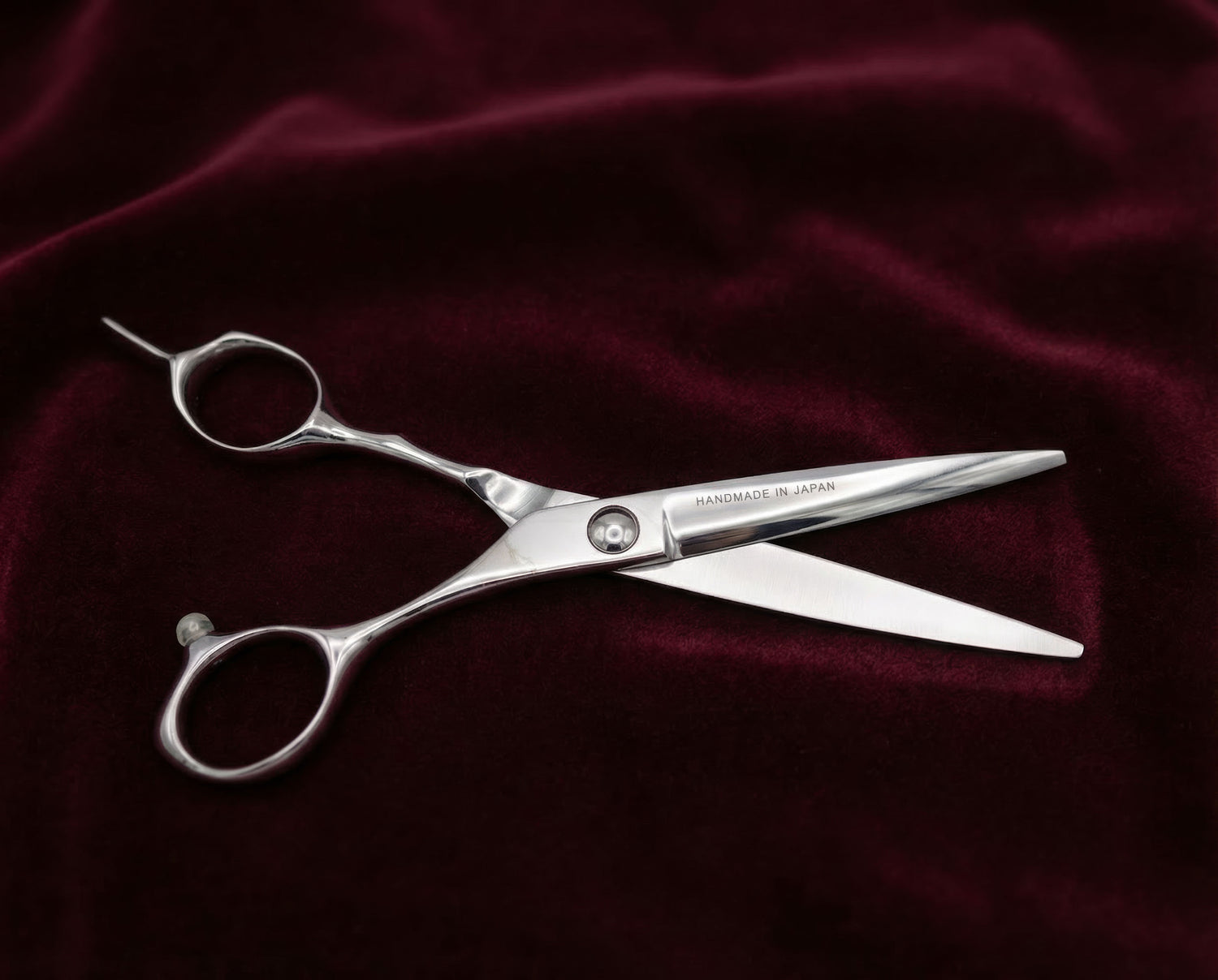 Haarschneideschere aus rostfreiem Stahl mit ergonomischem Griff und schlankem, handgefertigtem Design