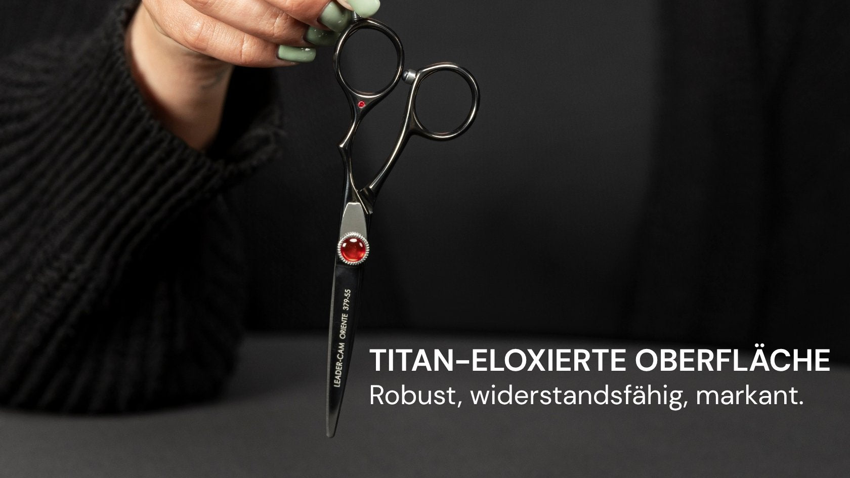 Friseurschere "Oriente" – Fernöstliche Finesse von LEADER mit titan-eloxierter, robuster Oberfläche für Profi-Haarschneidewerkzeug.