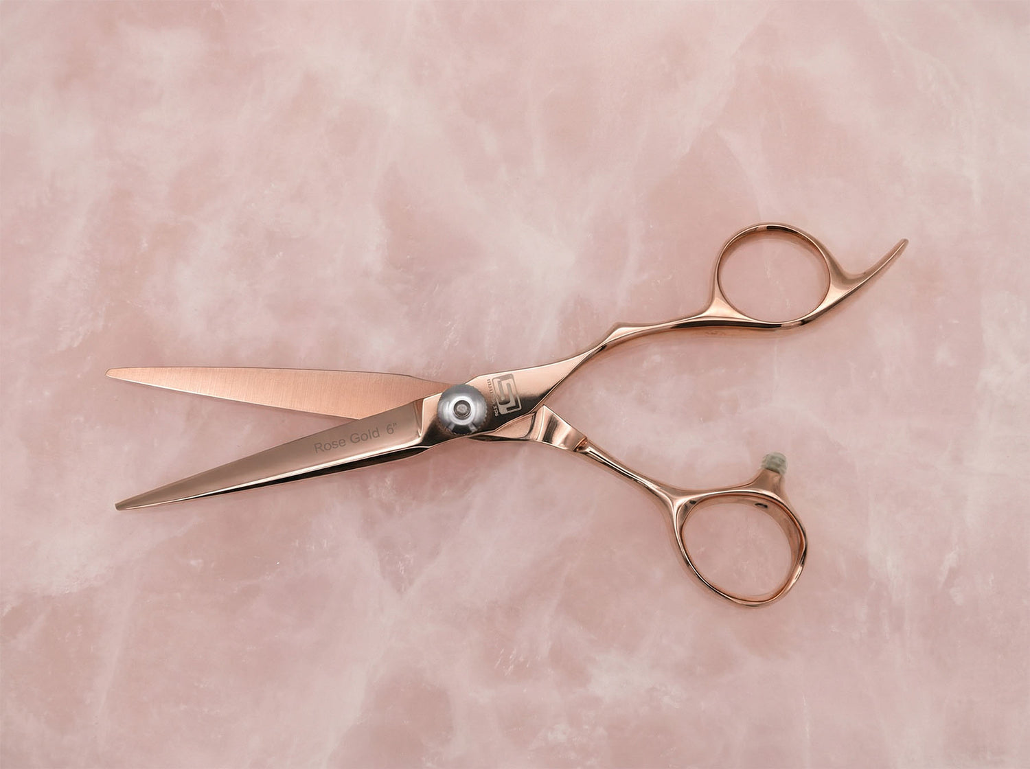 Leader Haarschneideschere aus roségoldfarbenem Edelstahl mit ergonomisch geschwungenem Griff rosegold_scherenschmiede_2.jpg