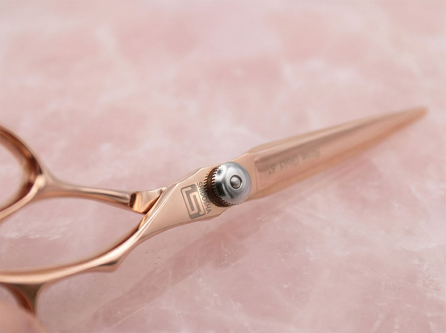 Leader Haarschneideschere aus roségoldenem Edelstahl mit ergonomischem, leicht geschwungenem Griff rosegold_scherenschmiede_3.jpg