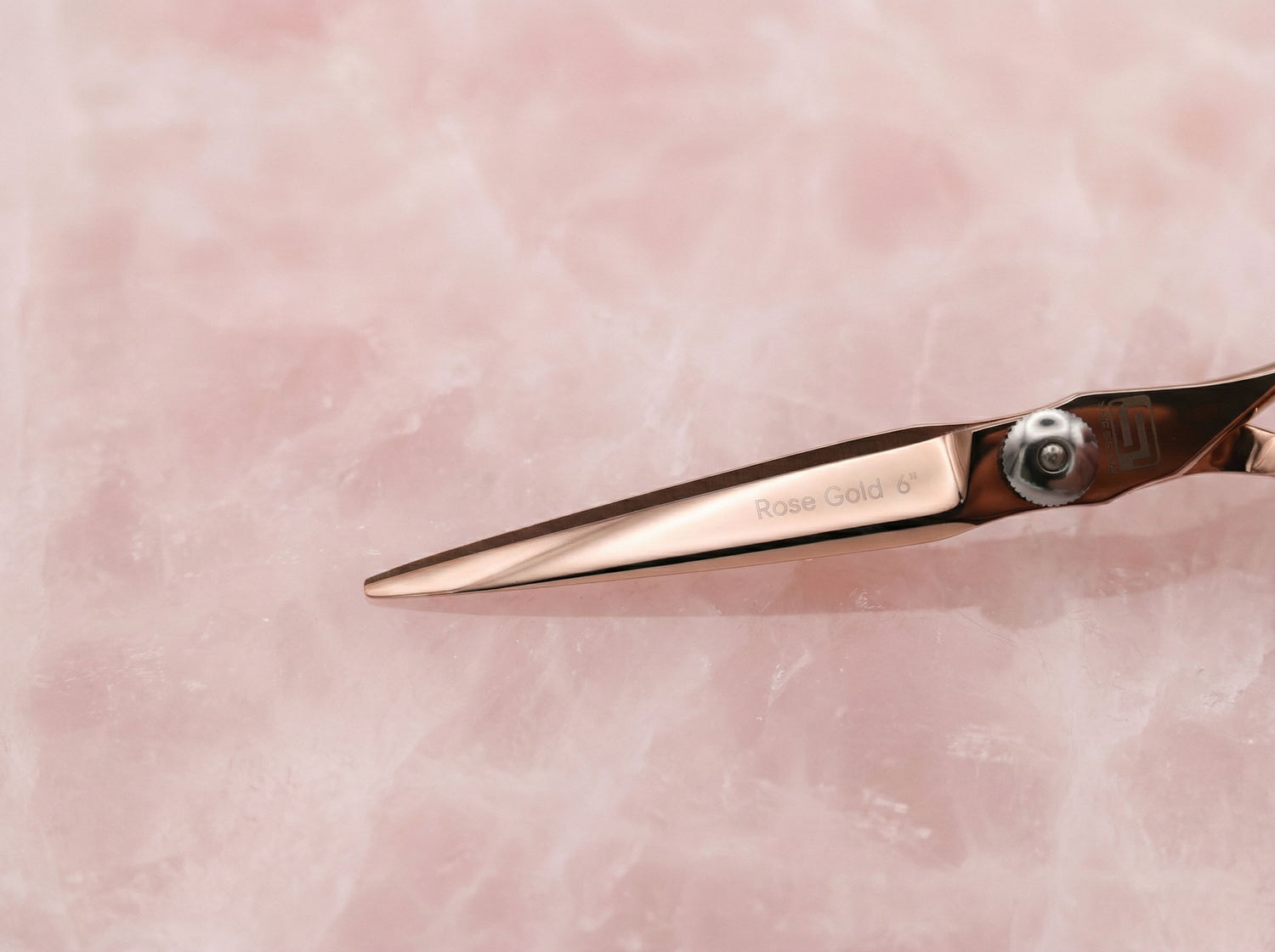 Leader Haarschneideschere aus roségoldfarbenem Edelstahl mit schlanker Spitze rosegold_scherenschmiede_4.jpg