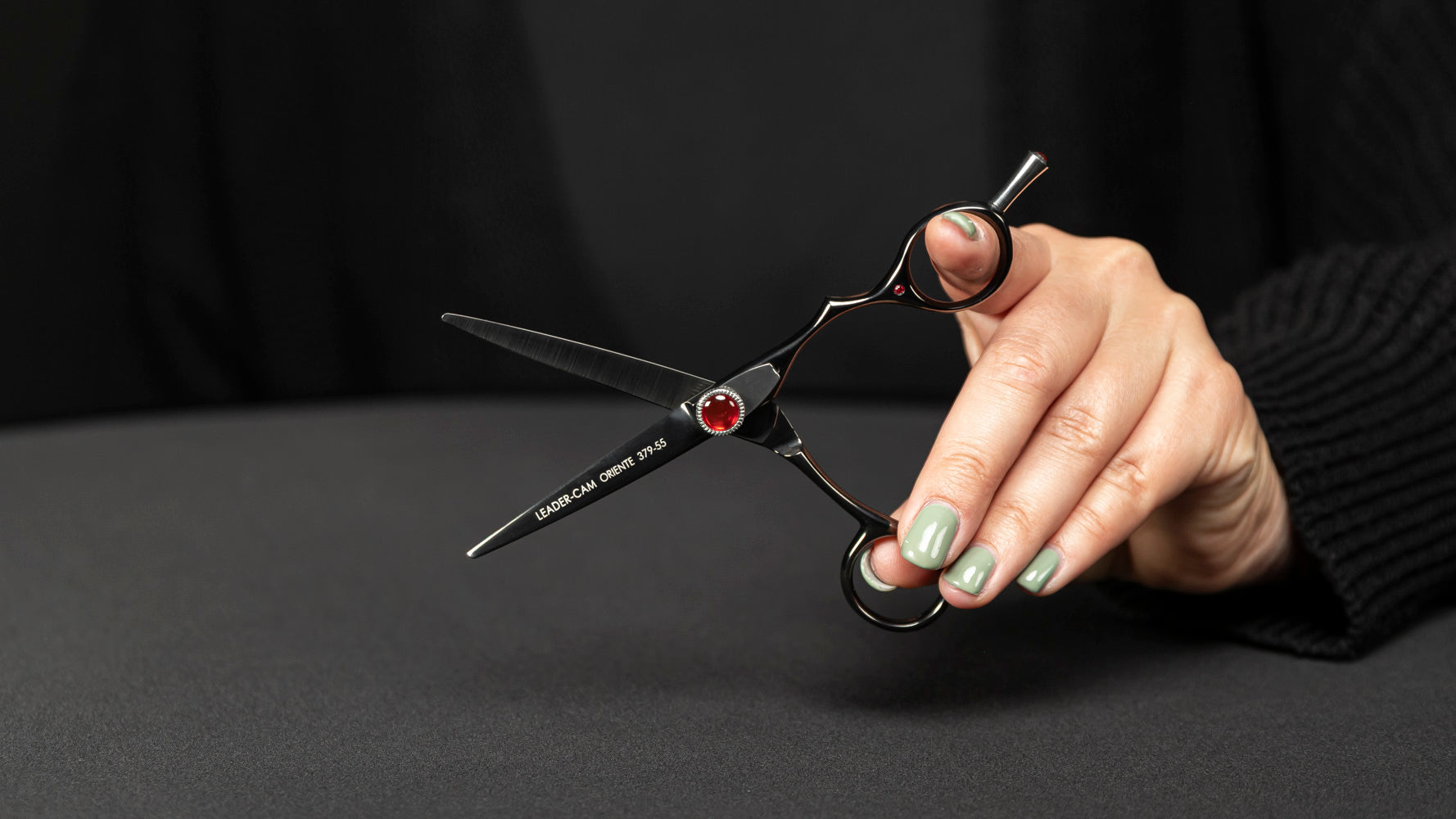 Leader Friseurschere "Oriente" – Fernöstliche Finesse mit handgefertigtem Convex-Schliff für präzises Haarschneiden