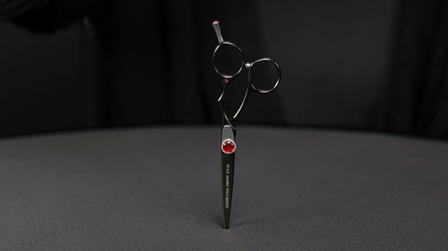 LEADER Friseurschere "Oriente" – Fernöstliche Finesse mit handgefertigtem Convex-Schliff für präzises Haarschneiden