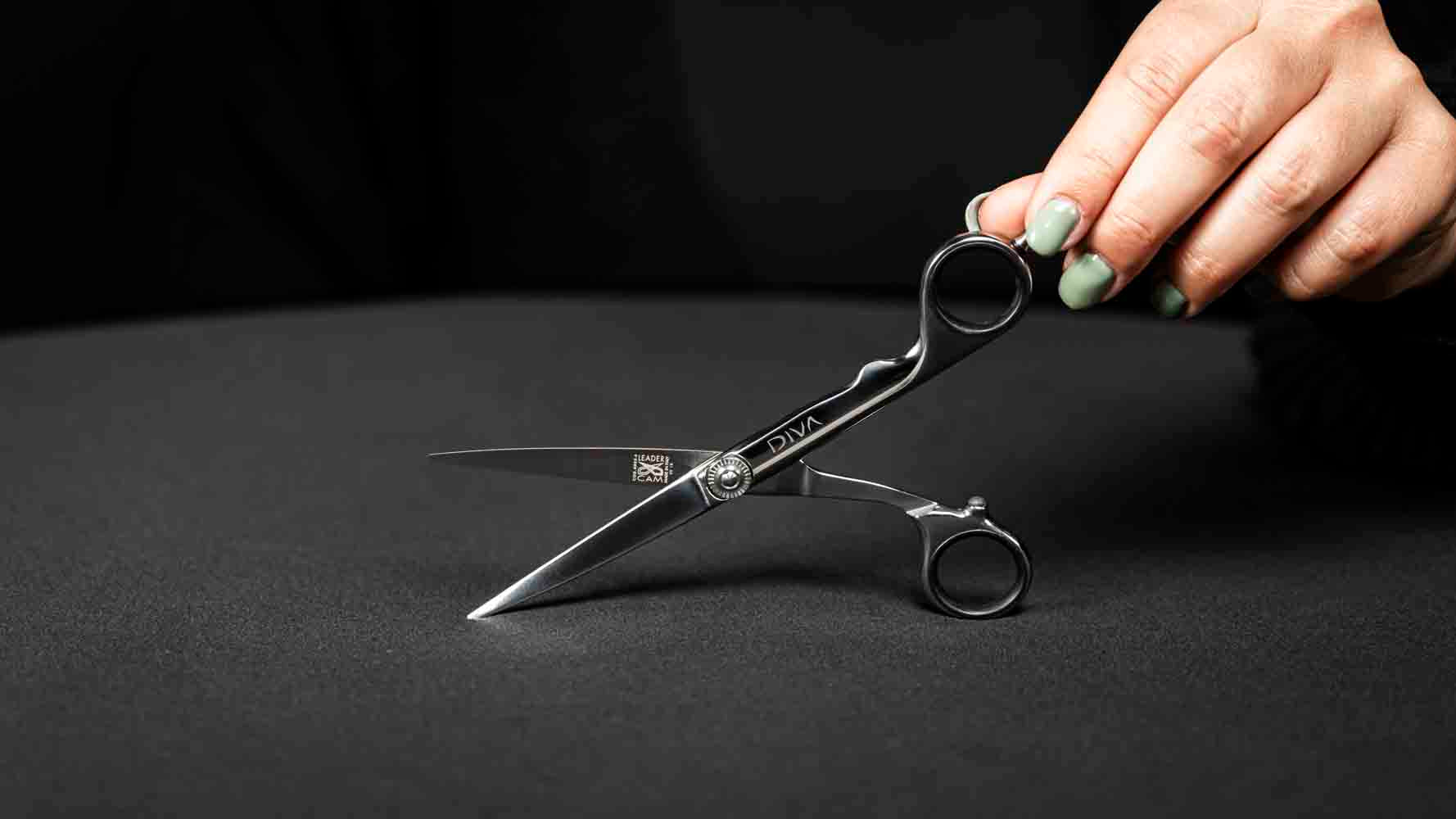 LEADER Friseurschere "Diva" – Ausdruck von Stil und Selbstbewusstsein aus rostfreiem Stahl für präzises Konturenschneiden