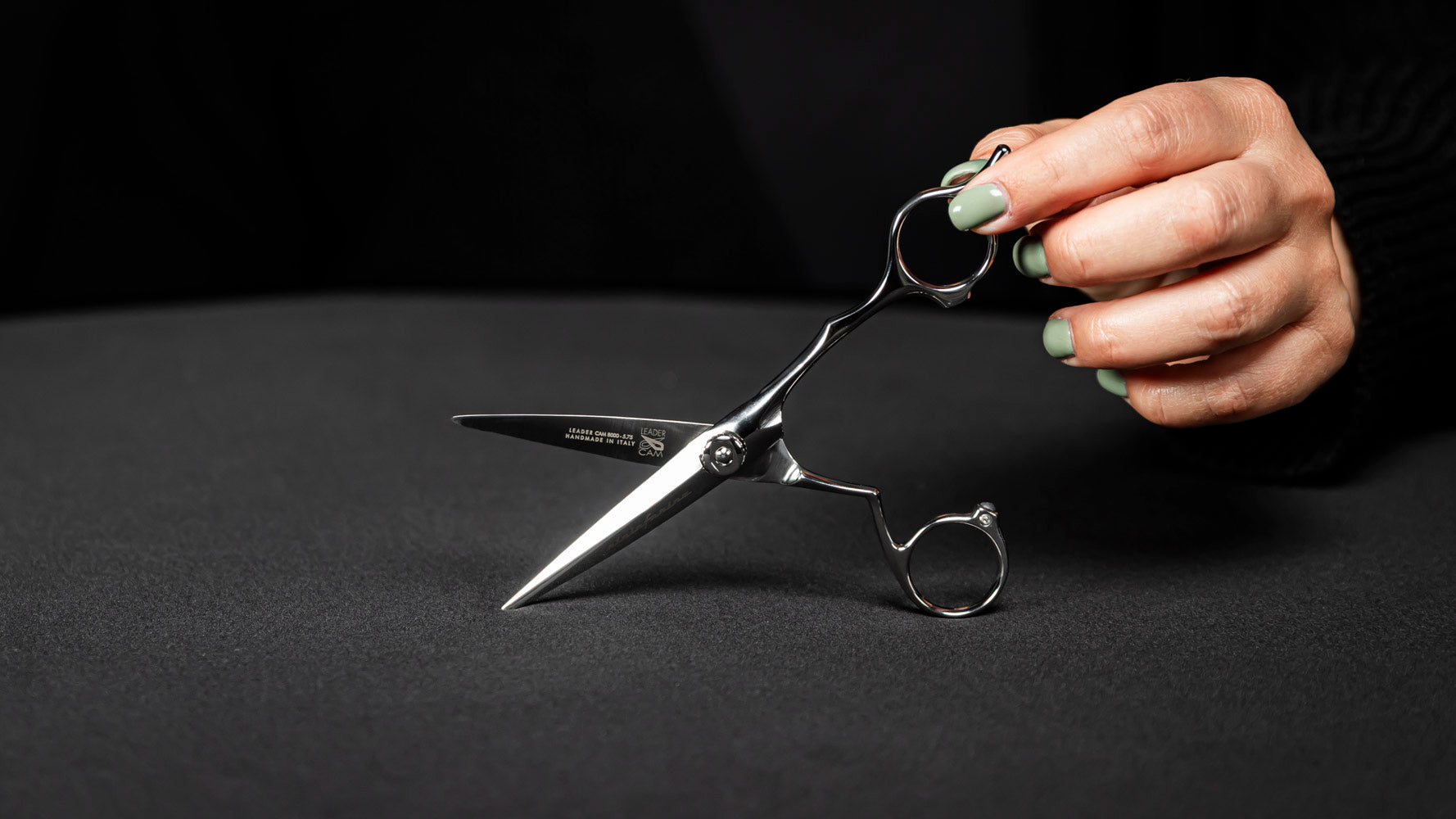 LEADER Friseurschere "Italian Style" – Harmonie der Linien, handgefertigte Haarschneideschere für professionelle Anwendung