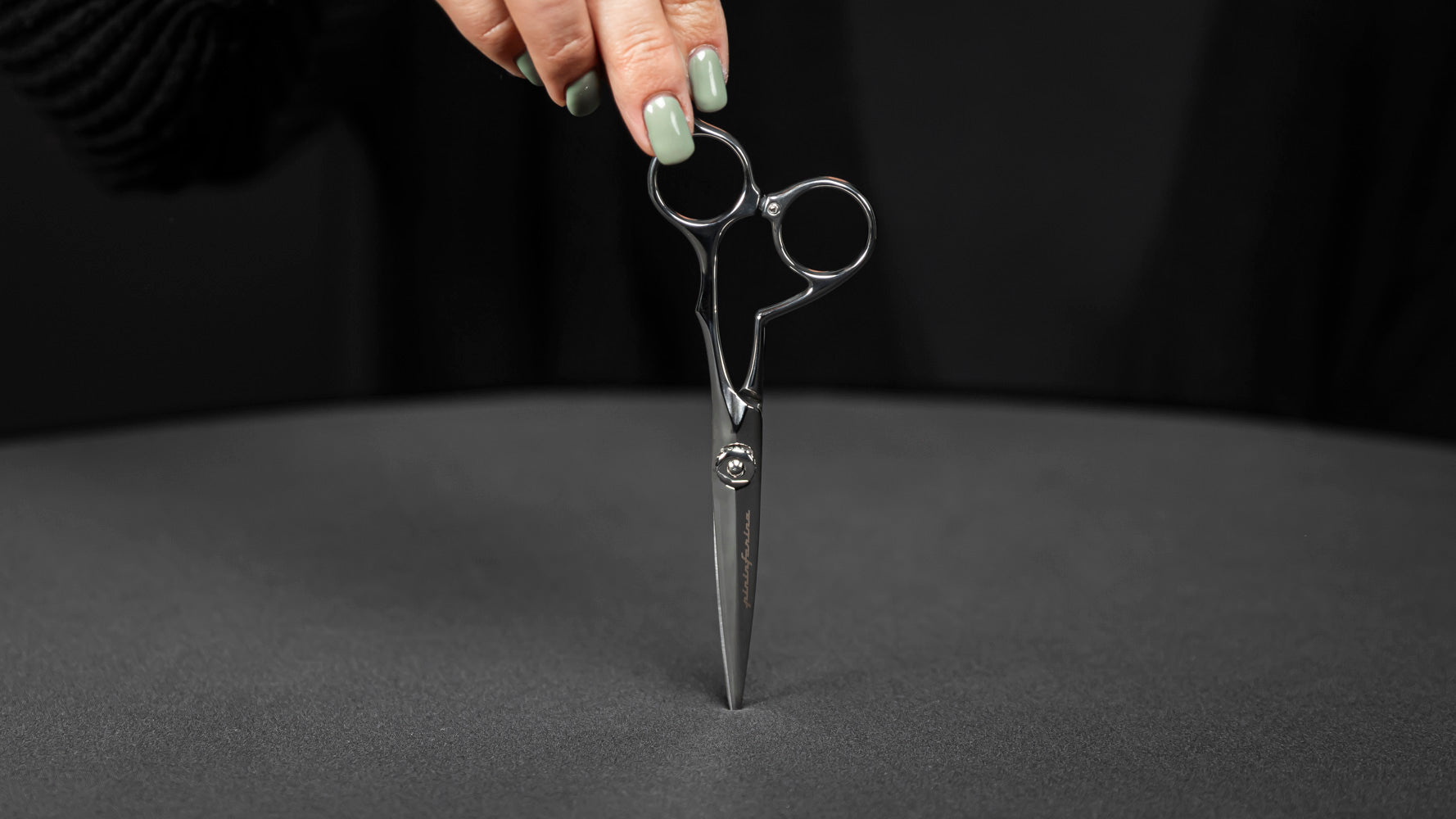 LEADER Friseurschere "Italian Style" – Harmonie der Linien mit handgefertigtem Convex-Schliff für professionelle Anwendung