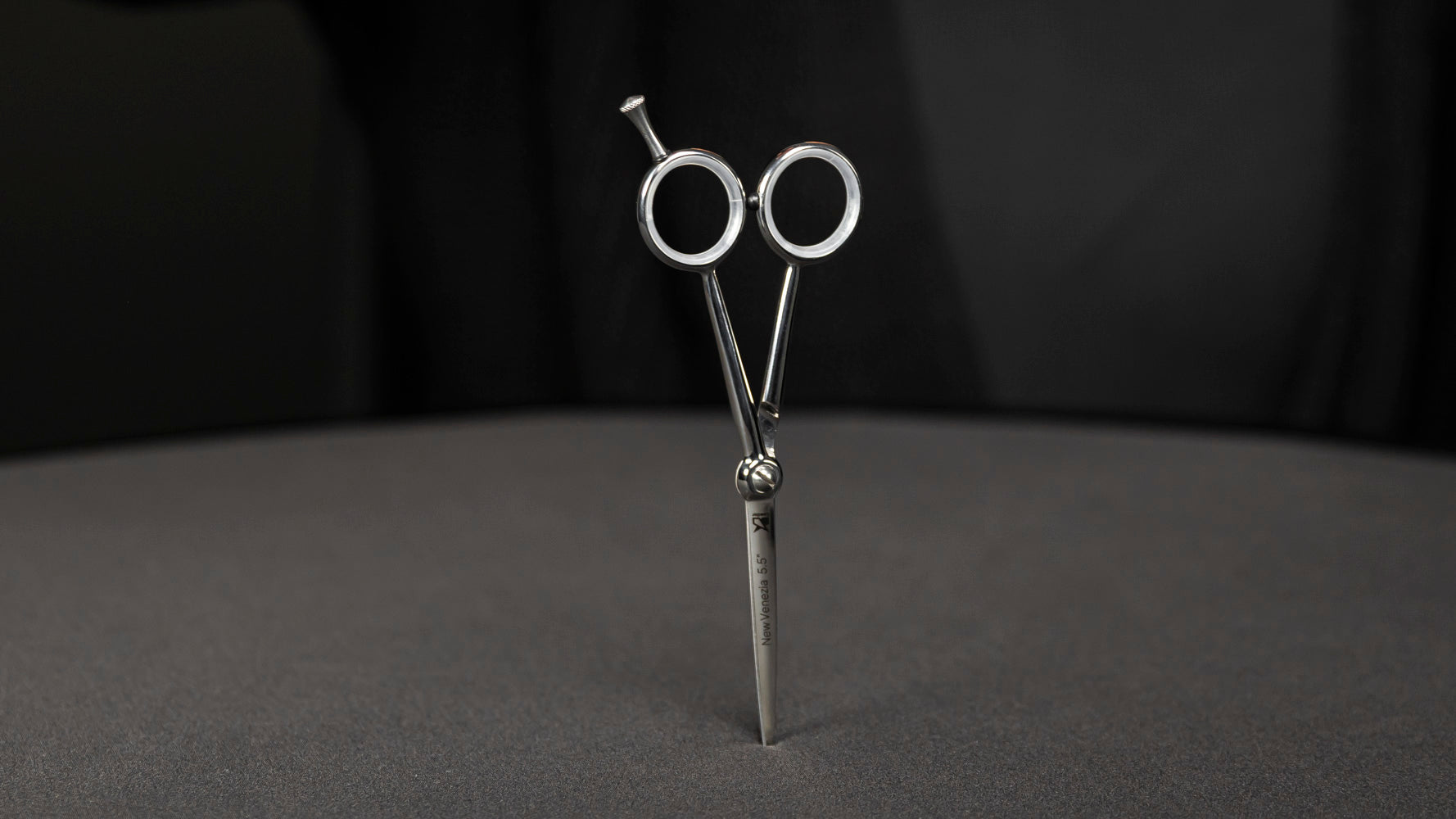 LEADER Friseurschere "New Venezia" – Klassik trifft Schnitt mit dünnen Klingen, leicht und handlich für professionelle Nutzung