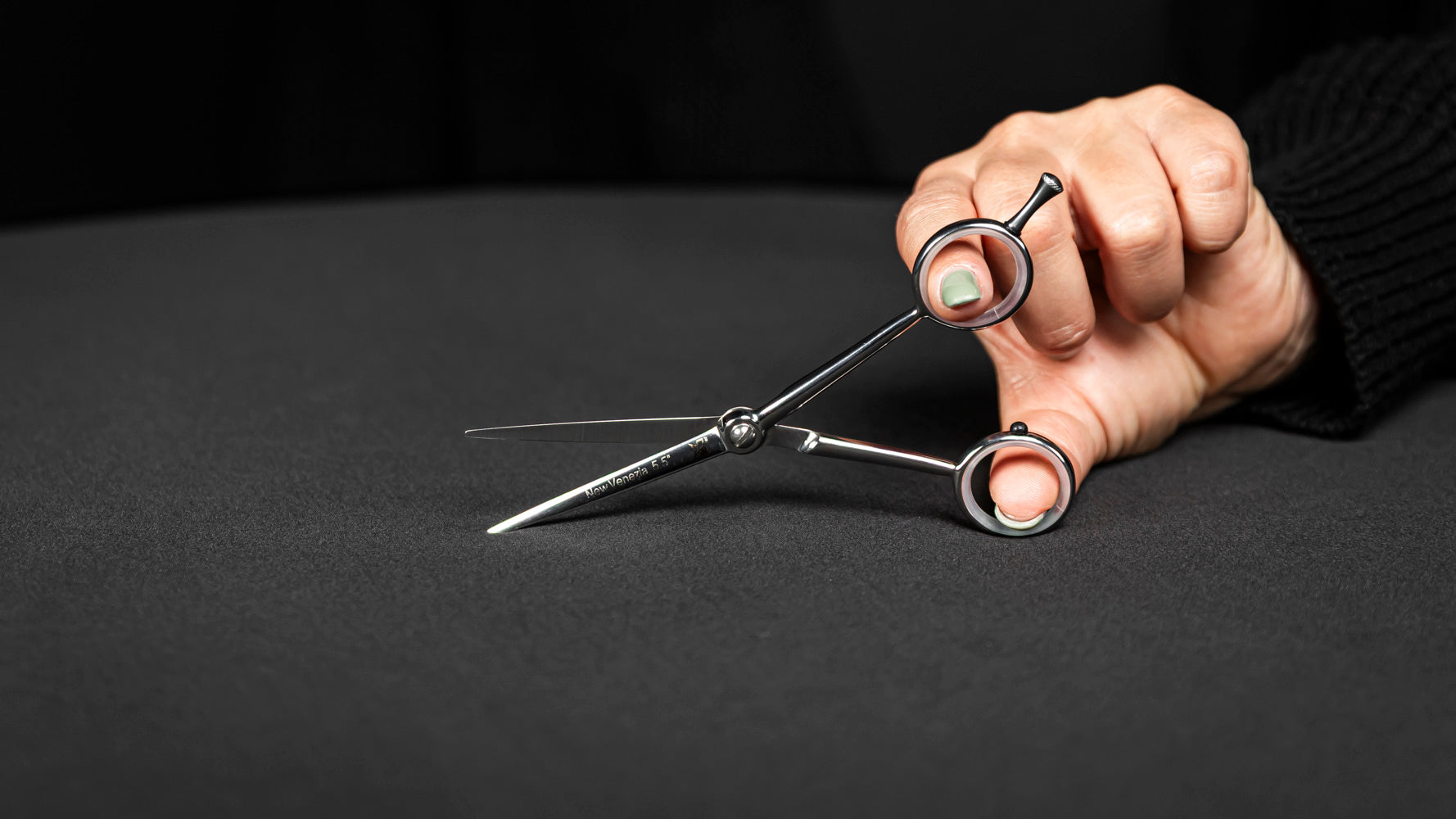 LEADER Friseurschere "New Venezia" – Klassik trifft Schnitt mit dünnen, glatten Klingen für professionelle Haarschneideanwendung