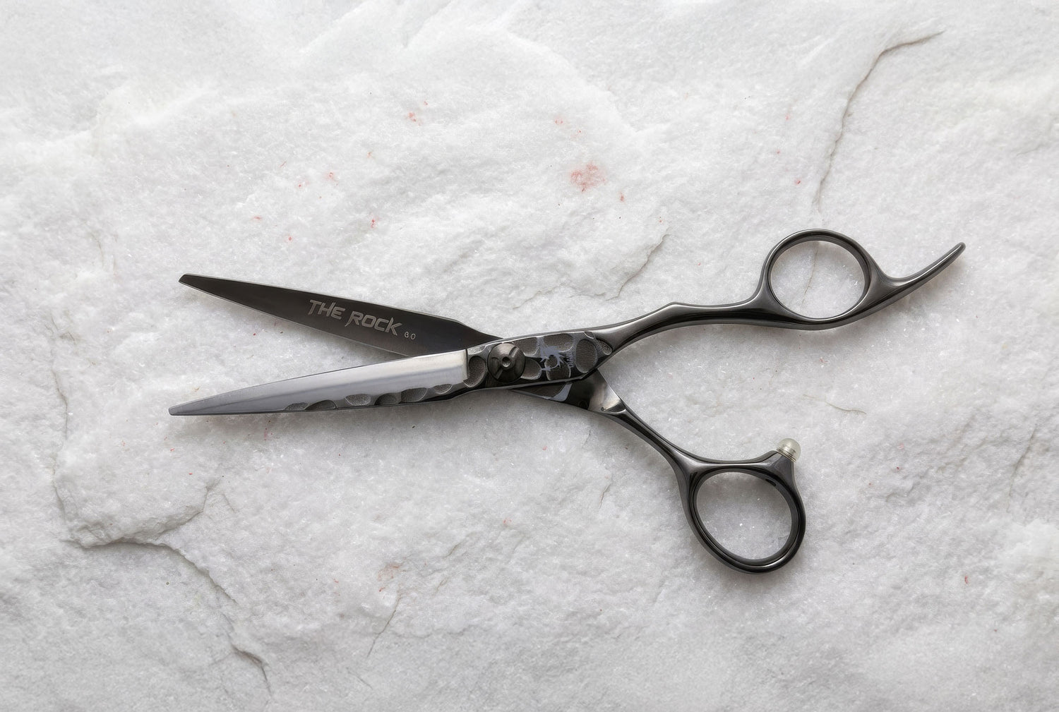Shidosha Haarschneideschere The Rock aus gehärtetem Stahl mit markanter Hammerschlag-Optik the_rock_salt.jpg